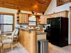 Jääkaappi, mikroaaltouuni, uuni, liesi