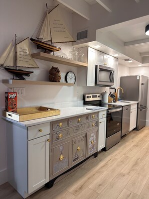 Private kitchen - Siesta Key Cottage – Best Value! Just Cross the Street to the Gulf! (Siesta Key)