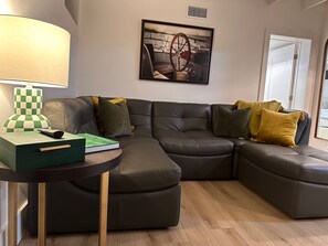 Living area - Siesta Key Cottage – Best Value! Just Cross the Street to the Gulf! (Siesta Key)