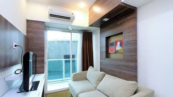 Apartamento família, vista para a cidade | Área de estar