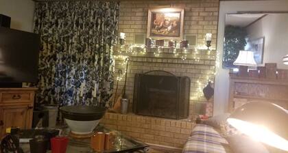 Charming 2-bedroom bed & breakfast in tranquil Wills Point with free WiFi,