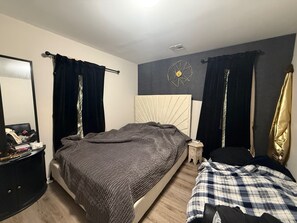 4 bedrooms, iron/ironing board, WiFi, bed sheets