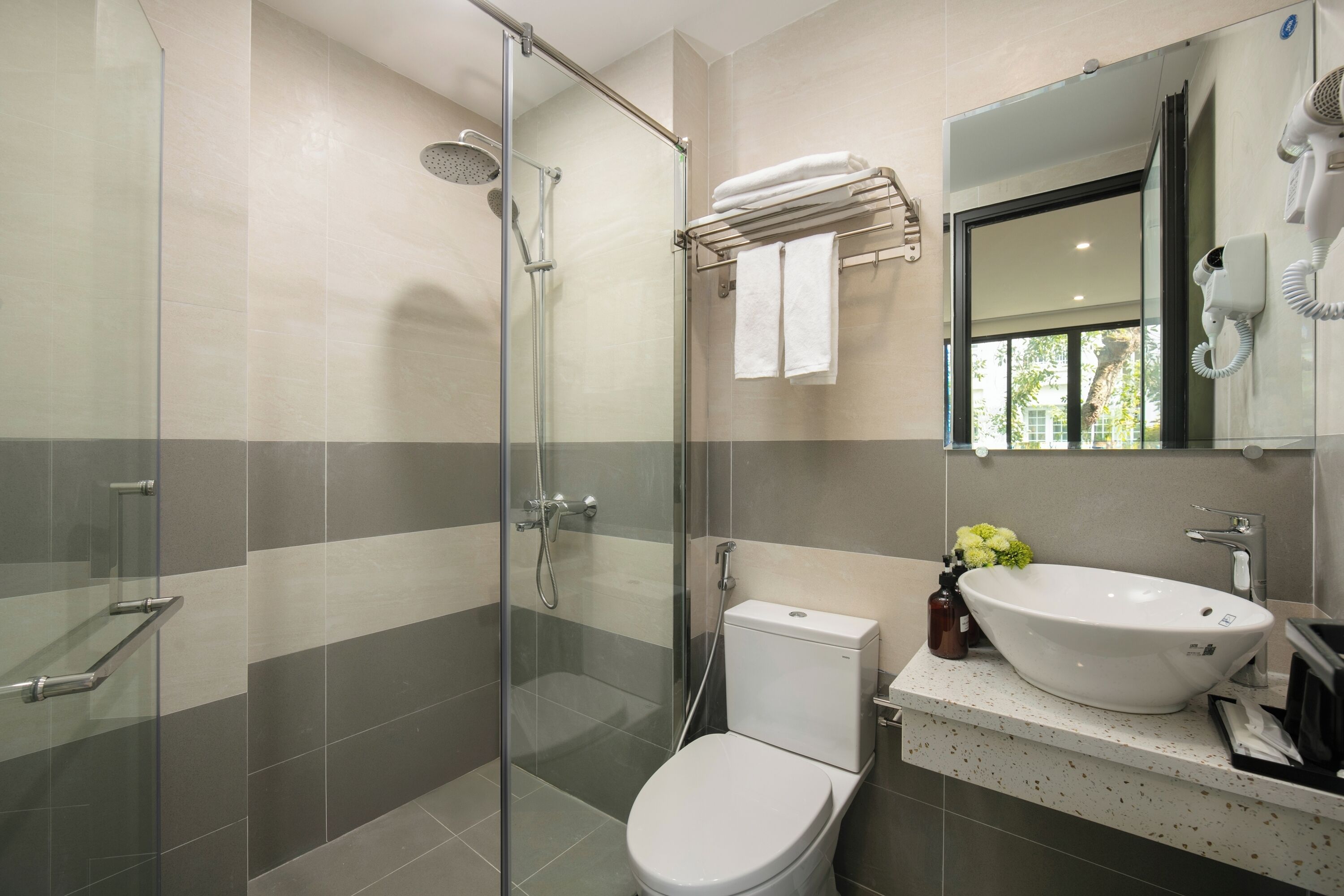 Kamar Triple Eksekutif, balkon, pemandangan kota | Kamar mandi | Shower, perlengkapan kamar mandi ramah lingkungan,  dan pengering rambut