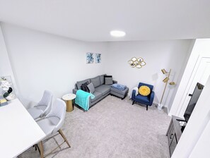 Una Smart TV, una chimenea, un reproductor estéreo