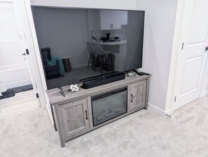 TV connectée, cheminée, chaßne hi-fi