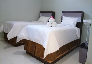 Twin Room | Desk, free WiFi