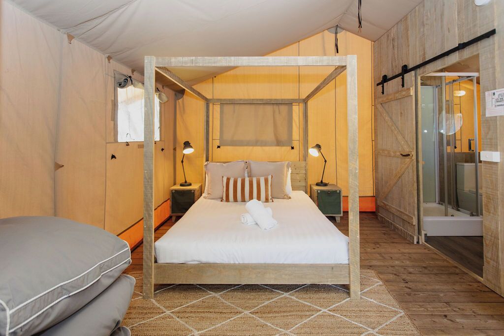 Superior tent, uitzicht op tuin | 2 slaapkamers, beddengoed