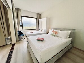 1 bedroom, desk, iron/ironing board, travel cot - Classic Island suite with a mountain view /w pking (Honolulu)
