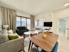 TV - Classic Island suite with a mountain view /w pking (Honolulu)