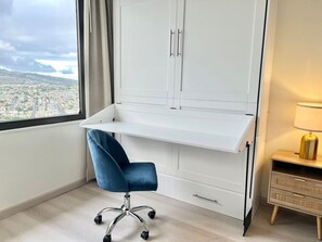 Interior - Classic Island suite with a mountain view /w pking (Honolulu)