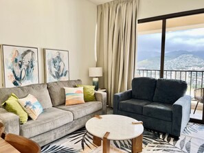 TV - Classic Island suite with a mountain view /w pking (Honolulu)