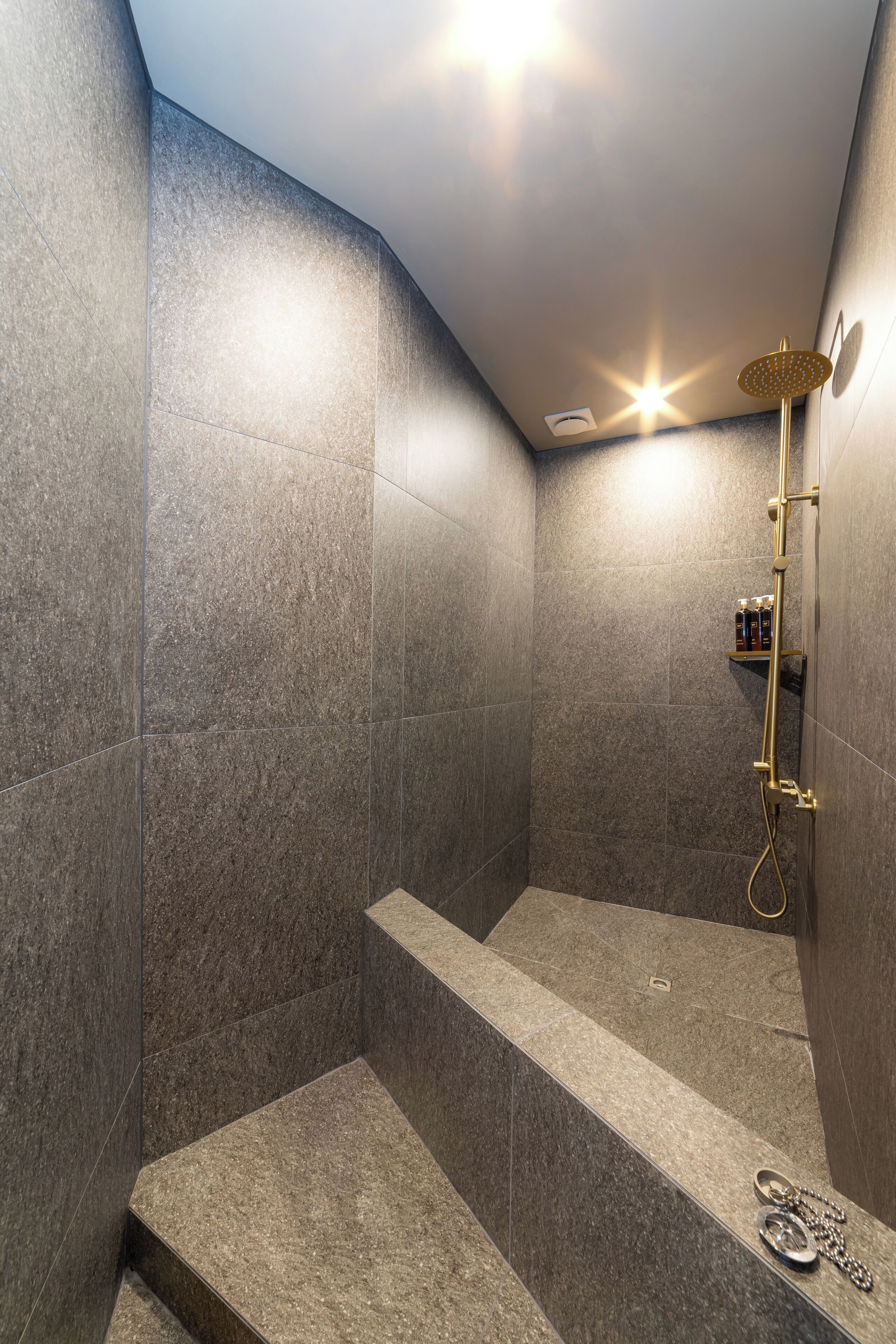 Quarto duplo luxo (Jacuzzi) | Banheiro | Produtos de toalete grátis, secador de cabelo, chinelos 