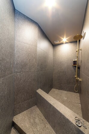 Deluxe Twin kamer (Jacuzzi) | Badkamer | Gratis toiletartikelen, een haardroger, pantoffels, handdoeken