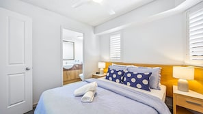 2 bedrooms, iron/ironing board, Internet, bed sheets - Ocean Front Mooloolaba Esplanade Apartment 2BR (Mooloolaba)