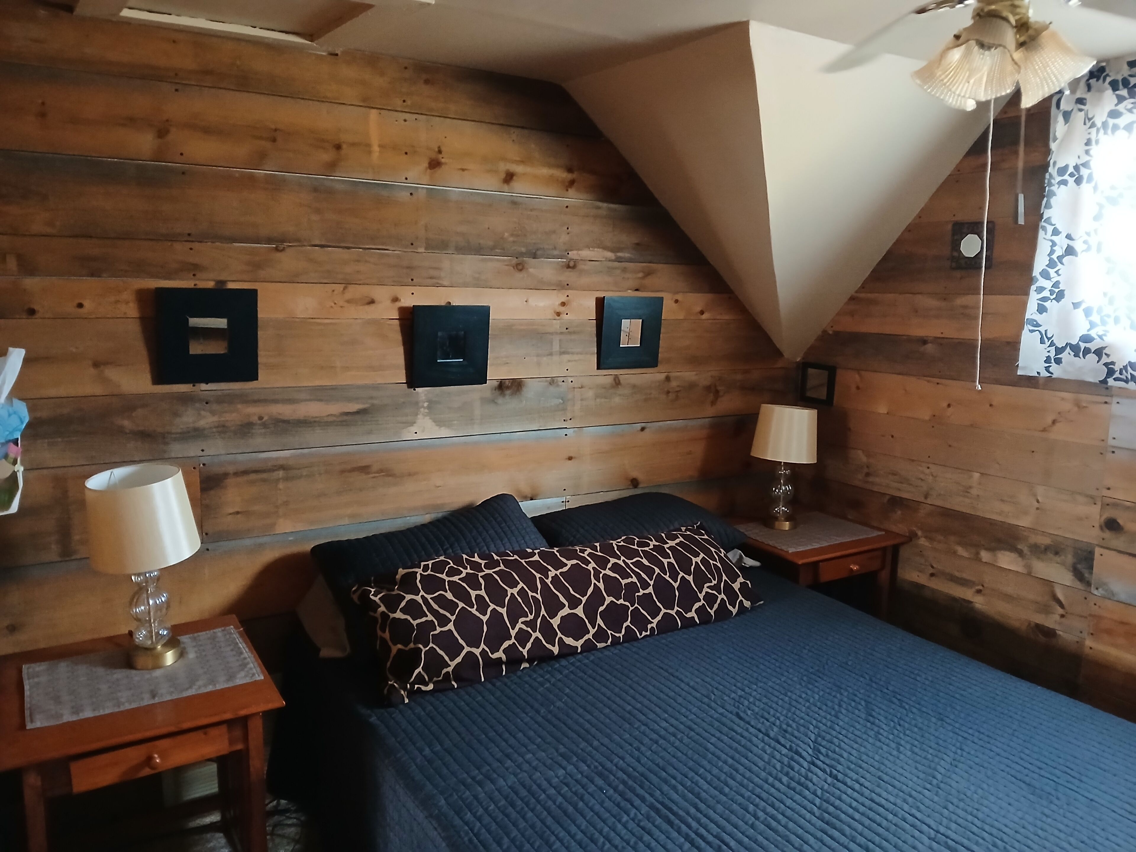 3 habitaciones, tabla de planchar con plancha y ropa de cama 