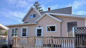 Exterior - Snowmobile, UTV trails, Fishing in a charming 3-bedroom house in Republic (Republic)