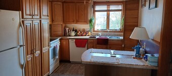 Snowmobile, UTV trails, Fishing in a charming 3-bedroom house in Republic