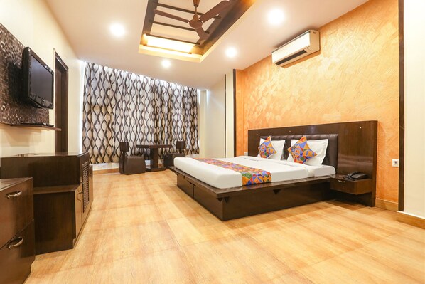 ملاءات من القطن المصري وأغطية فراش متميزة وخزنة داخل الغرفة