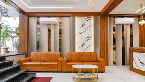 Lobby sitting area - Fabhotel Sonali Golden Palace (Bhubaneshwar)