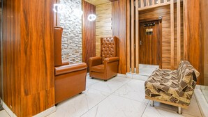 Lobby sitting area - Fabhotel Sonali Golden Palace (Bhubaneshwar)