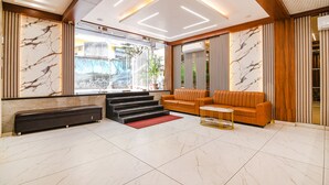 Lobby sitting area - Fabhotel Sonali Golden Palace (Bhubaneshwar)