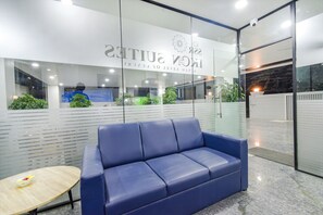 Área de estar no saguão