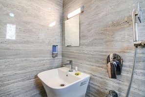 淋浴設備、淋浴花灑、免費盥洗用品、毛巾