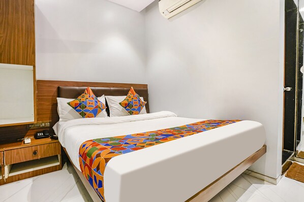 Egyptian cotton sheets, premium bedding, in-room safe, free WiFi - Fabhotel Powai Inn (Mumbai)