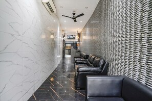 Coin salon dans le hall