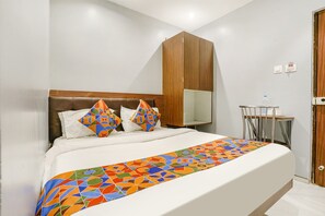 Egyptian cotton sheets, premium bedding, in-room safe, free WiFi - Fabhotel Powai Inn (Mumbai)