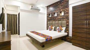 Egyptian cotton sheets, premium bedding, in-room safe, free WiFi