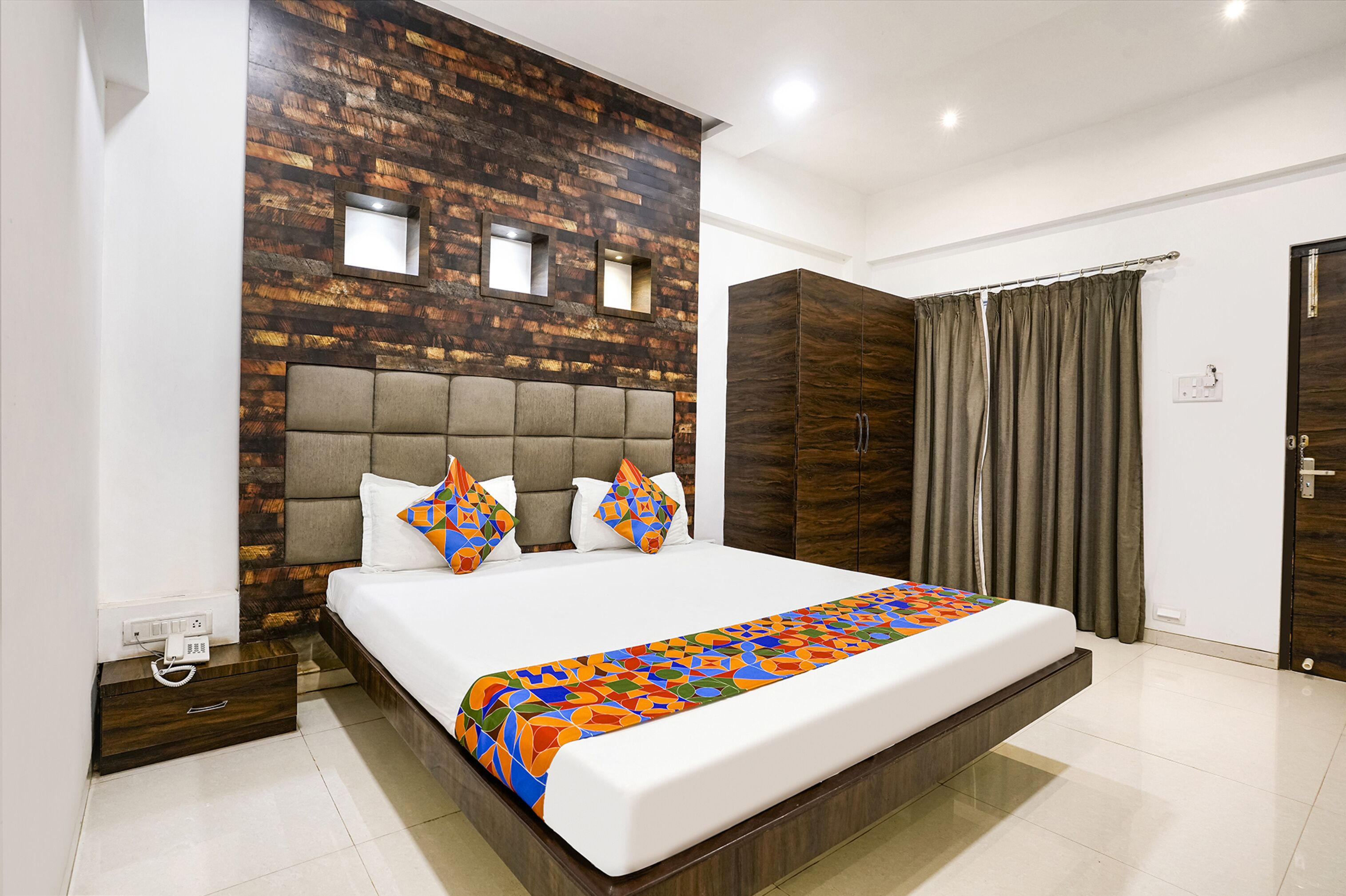 ملاءات من القطن المصري وأغطية فراش متميزة وخزنة داخل الغرفة