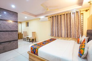 Egyptian cotton sheets, premium bedding, in-room safe, free WiFi