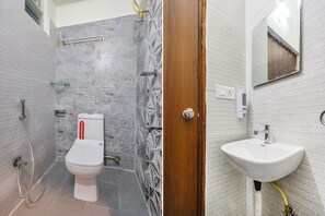 Ein Badezimmer mit Toilette, Dusche und Waschbecken.