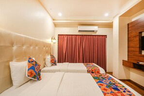 Egyptian cotton sheets, premium bedding, in-room safe, soundproofing - Fabhotel Prime The Vintage Inn (Bengaluru)