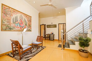 Coin salon dans le hall