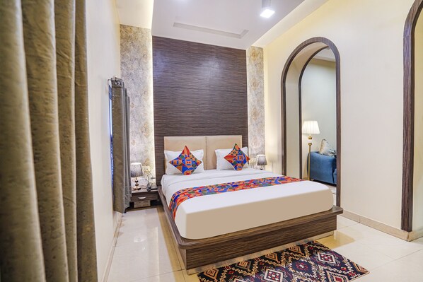 Luxury Suite | Egyptian cotton sheets, premium bedding, in-room safe, free WiFi