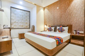 Egyptian cotton sheets, premium bedding, iron/ironing board, free WiFi - Fabhotel Ksg Residency (Varanasi)