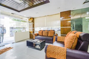 Lobby sitting area - Fabhotel Tals Hitech (Hyderabad)