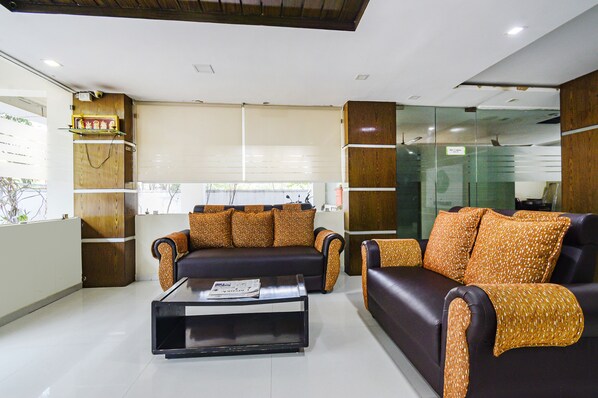 Lobby sitting area - Fabhotel Tals Hitech (Hyderabad)
