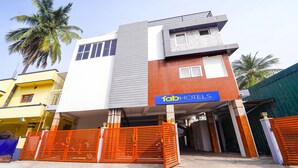 A modern hotel with a sign reading "fab hotels". - Fabhotel Crosscut (Coimbatore)