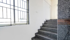 Una escala de pedra granítica fosca que condueix a una plataforma.