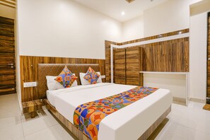 Egyptian cotton sheets, premium bedding, free WiFi, bed sheets - Fabhotel Silver Cloud (Mumbai)