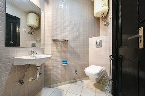 Premium kamer | Badkamer | Een douche, gratis toiletartikelen, handdoeken, toiletpapier