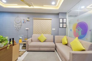 Coin salon dans le hall