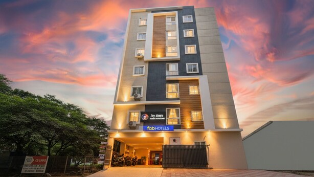 Een meerhoog hotel met een modern design, met een opvallend ‘fabHOTELS’ bord bij de ingang.