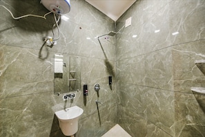 Shower, free toiletries, towels, toilet paper - Fabhotel Alpine Tree (Amritsar)