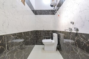 Chuveiro, chuveiro com efeito de chuva, toalhas de banho