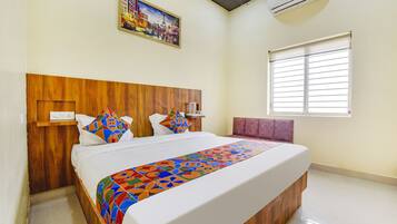 Deluxe Room | Egyptian cotton sheets, premium bedding, iron/ironing board, WiFi (free)