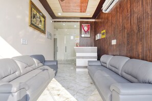 Área de estar no saguão